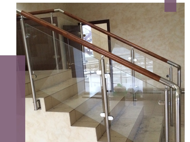 Комбинированные перила из металла и дерева в Симферополе